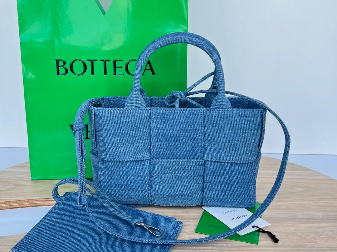 The new Denny denim tote bag 🎈 The denim bag that has been closely watched since the preview is out~ I really love this genderless denim tote bag. The soft denim material feels so comfortable and there are no creases [Victory] The size is suitable. It has a small bag inside and the upper body is really comfortable. It makes people feel happy 💙 If I don’t buy a denim bag this year, I dare not say that I know fashion!  Dimensions: 25x16x8.